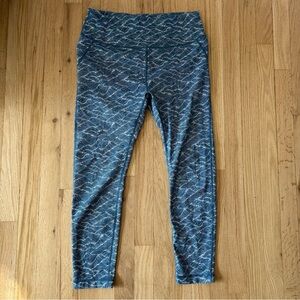 Vuori Pace High Rise Printed Leggings in Navy Wave blue crop size large